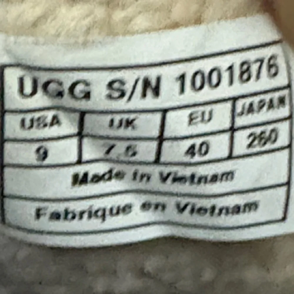 UGG Black Cydnee Suede & Leather Boots w/Sheepskin Lining. Sz 9. Great condition - Picture 10 of 11